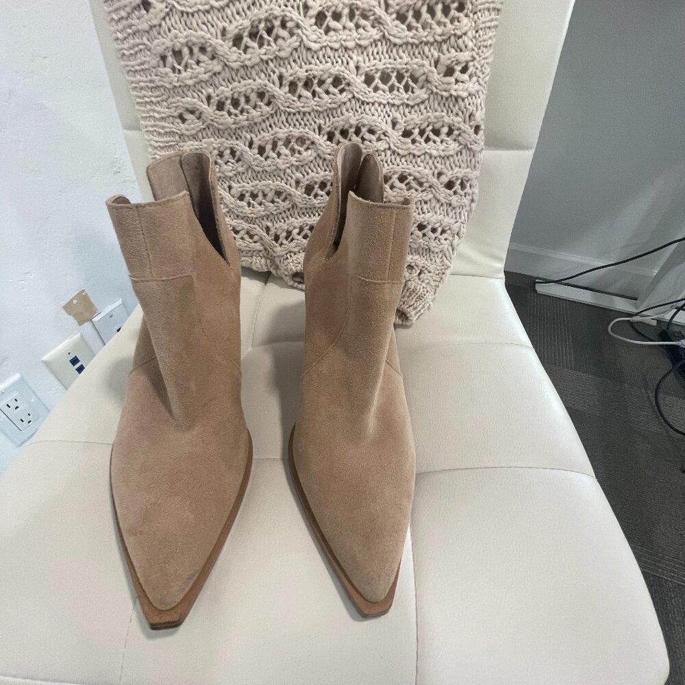 Vince Camuto Tan Suede Booties • Pull-On Western Ankle Boots Women’s size7.5M/38